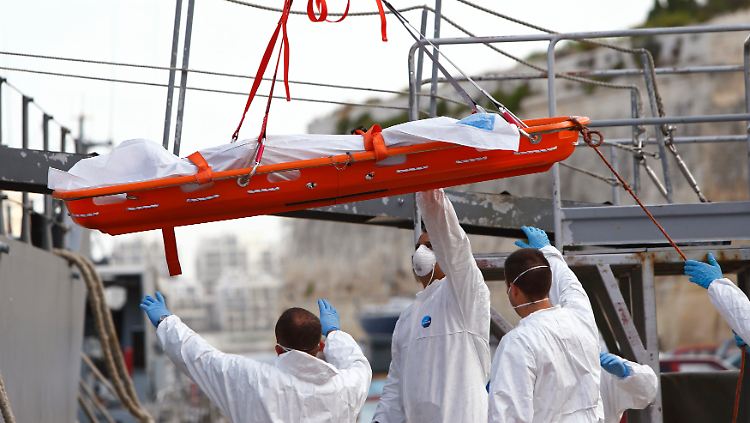 Mitglieder der maltesischen Marine bringen einen der toten Flüchtlinge an Land.