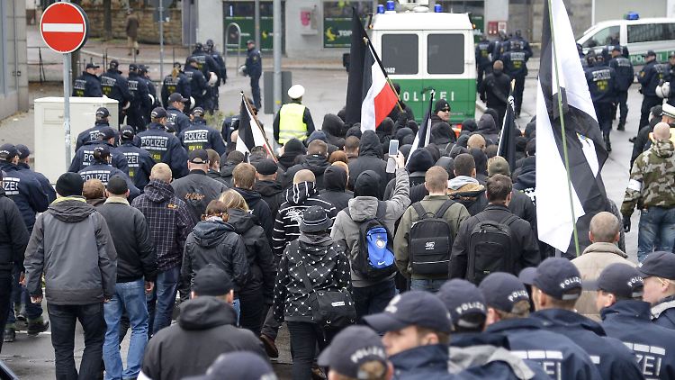 Rund 100 Rechtsextreme hatten sich zu einer Kundgebung versammelt.