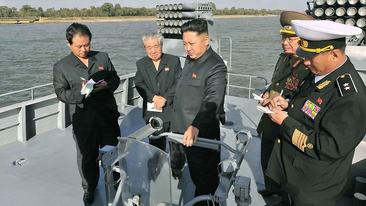 Nordkoreas Diktator Kim Jong Un inspiziert ein neu gebautes Kriegsschiff. Sein Regime droht wieder mit Krieg - Experten glauben aber, dass er verhandeln will.  