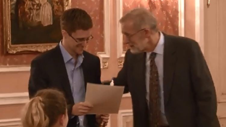 Dieses von Wikileaks veröffentlichte Foto zeigt Edward Snowden (l.) bei einer Preisverleihung in Moskau.  