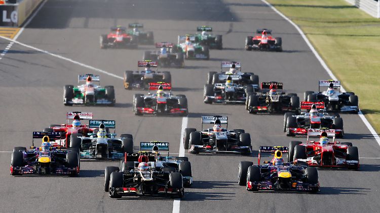 Nach einem Blitzstart schob sich Grosjean (Mitte) zunächst an die Spitze, an Webber (rechts) und Vettel (links) vorbei.