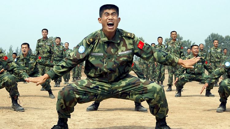 Chinesische Soldaten üben den militärischen Drill.