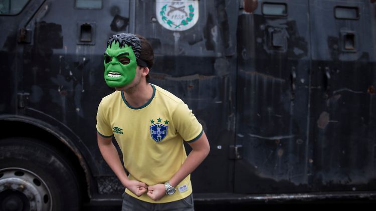 Der diesjährige Confed-Cup in Brasilien wurde von heftigen Protesten gegen Korruption und soziale Missstände begleitet. Fußballerische Schönheit und gesellschaftlicher Abgrund lagen - und liegen - nah beieinander.