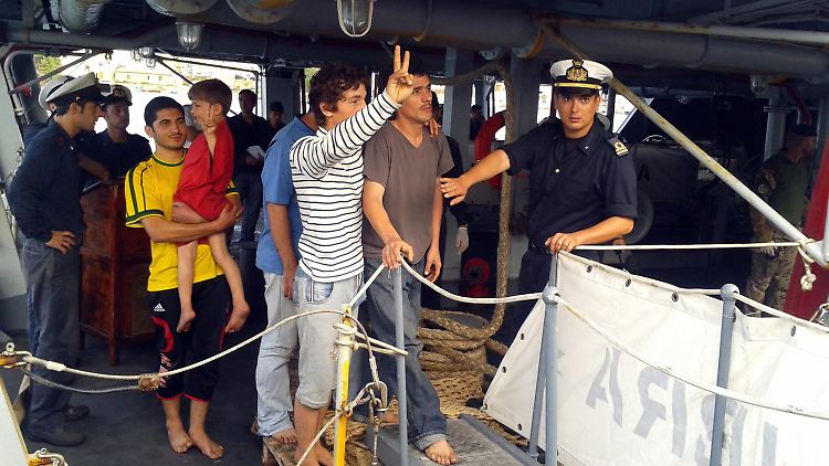 Gerettete Flüchtlinge kommen auf Lampedusa an. 