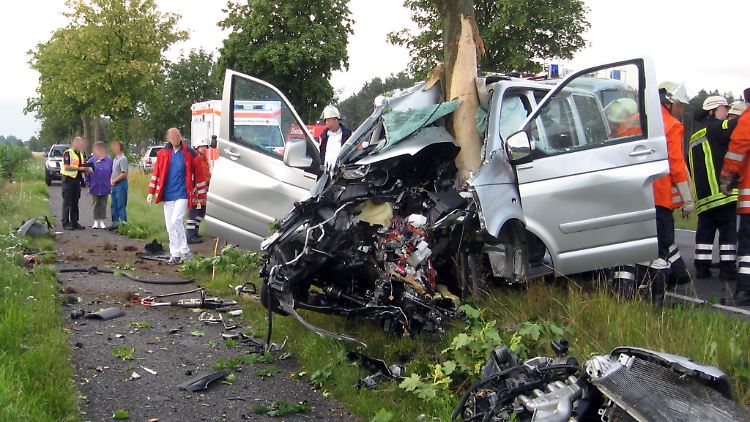 Nach einem Verkehrsunfall völlig zerstörtes Auto: Der Fahrer war am Steuer eingeschlafen und mit seinem Wagen gegen einen Baum geprallt.