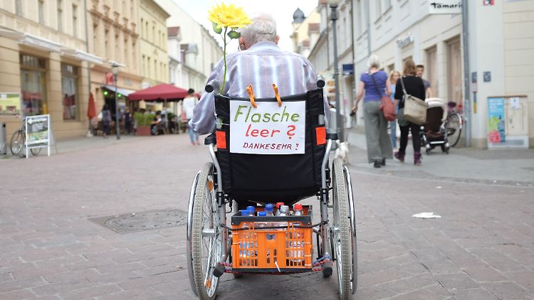 Immer häufiger sieht man Menschen, die sich mit dem Einsammeln von Pfandflaschen Geld dazu verdienen.