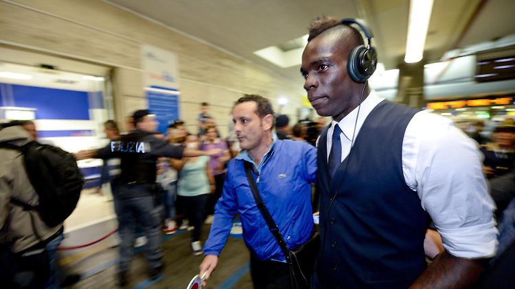 Mit Mario Balotelli haben seine Aufpasser stets viel zu tun.