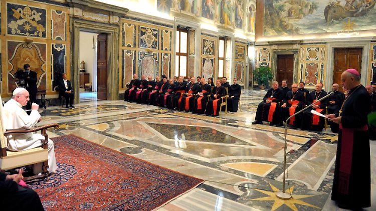 Papst Franziskus lädt die Kirchenmänner zu einer Audienz in den Vatikan. Unter ihnen befanden sich weder der Vorsitzende der Deutschen Bischofskonferenz, Robert Zollitsch, noch der Limburger Bischof selbst.