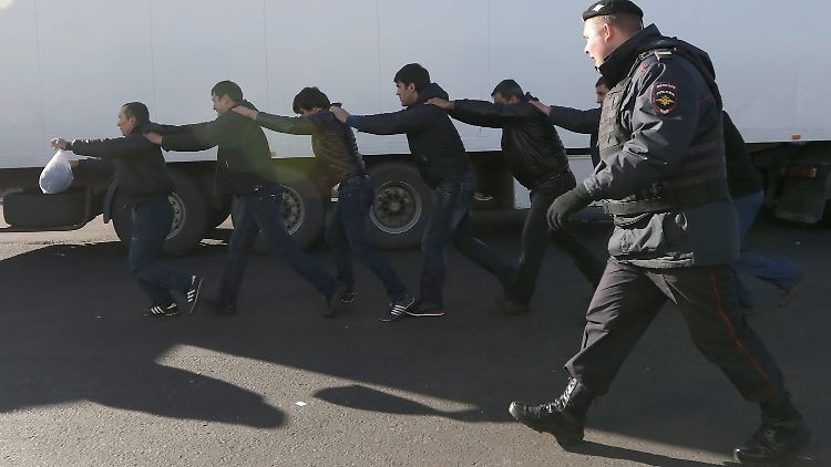 Um die Stimmung der russischen Anwohner zu beruhigen, heißt es, führte die Polizei die Razzia durch.