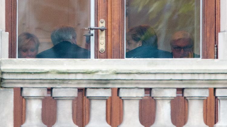 Ob die gute Laune anhält? Horst Seehofer und Angela Merkel sitzen Hannelore Kraft und Frank-Walter Steinmeier gegenüber.