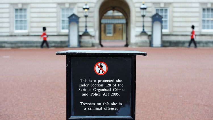 Betreten streng verboten: Warnschild vor dem Buckingham-Palast in London.