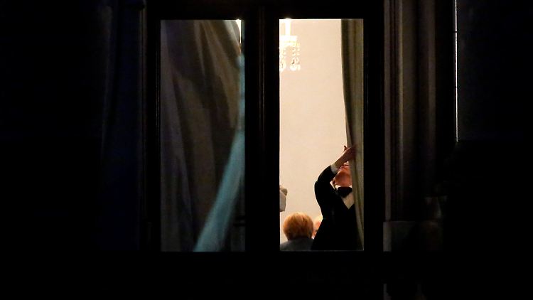 Keine Fotos mehr: Mit Beginn der Dunkelheit ließ die Sondierungsrunde die Vorhänge zuziehen.