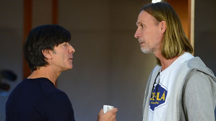 „War eine coole Sache, ihn zu treffen": Staffan Olsson mit Bundestrainer Joachim Löw.