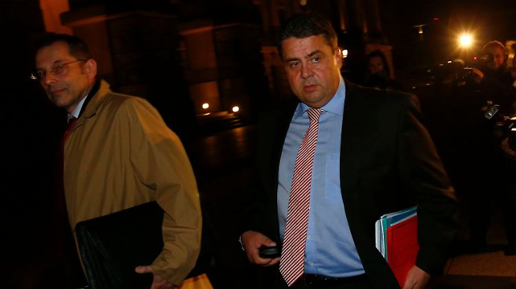 SPD-Chef Sigmar Gabriel schaut nach dem Sondierungsmarathon sehr ernst.