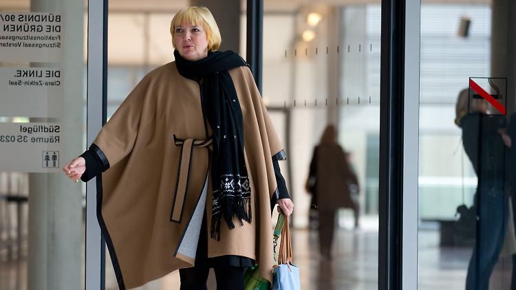 Claudia Roth auf dem Weg zur Fraktionssitzung
