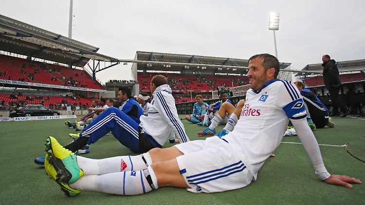 Nach einem 5:0 liegt es sich bequem. Rafael van der Vaart nach dem Auswärtssieg in Nürnberg.