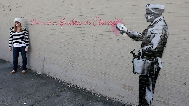 Banksy ist ein bekannter Graffiti-Künstler aus Großbritannien und verkauft signierte Fotos von seinen Werken.