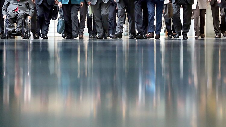 Da kommen sie - die Grünen haben sich vor dem zweiten Sondierungsgespräch mit der Union (oben) zwei Stunden intern vorbereitet.