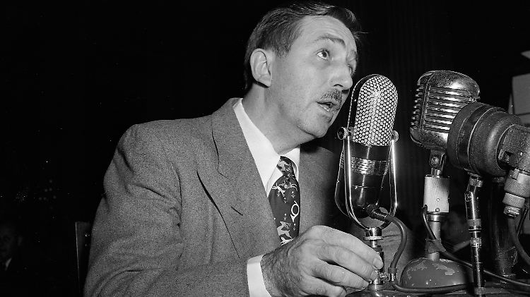 Walt Disney 1947 vor dem Komitee für unamerikanische Umtriebe. Er denunzierte Gewerkschaftler und Mitarbeiter.