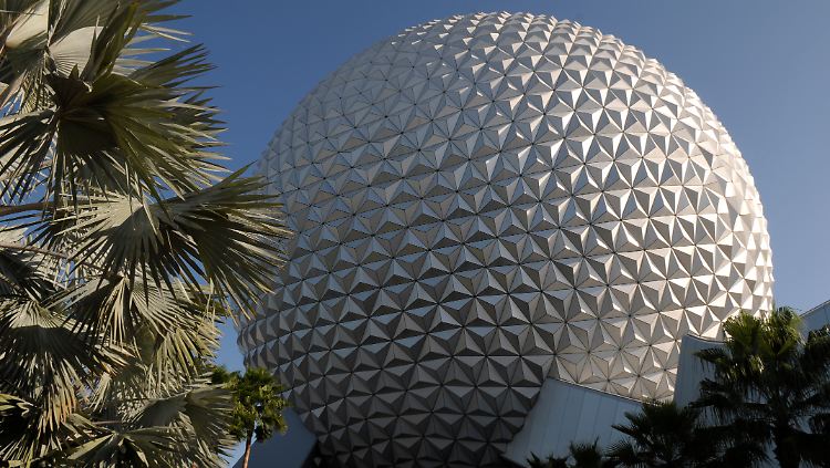 Spaceship Earth ist die Attraktion des Epcot-Themenparks in Walt Disney World. In dem Park wurden Disneys stadtplanerische Ideen aufgenommen.