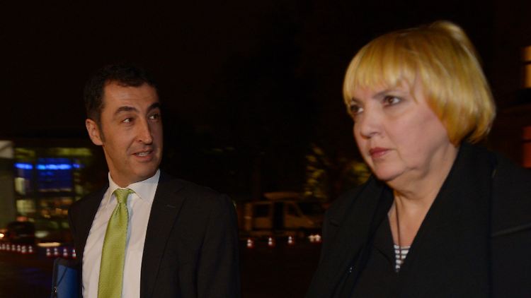 Die Grünen-Chefs Claudia Roth und Cem Özdemir nach dem Gespräch mit der Union.