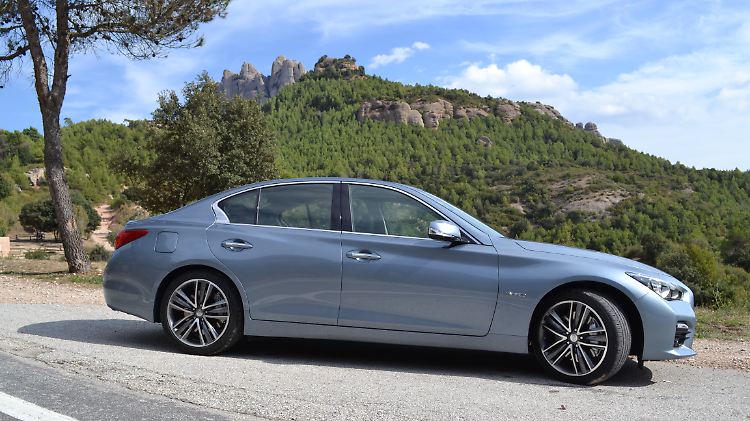 Mit dem Design beim Q50 versucht Infiniti, sich eine eigenständige Optik zu verschaffen.