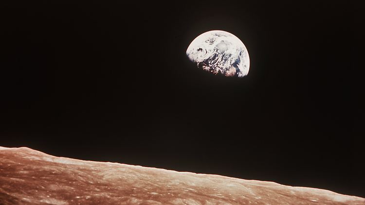 "Hier sind wir, auf einem unbedeutenden Planeten, der um einen nicht besonders bedeutenden Stern herumfliegt, in einer Galaxie von Millionen Sternen, die nicht bedeutend ist, wo es doch Millionen und Abermillionen von Galaxien gibt im Universum - sind wir also wirklich so bedeutend? Ich glaube kaum."