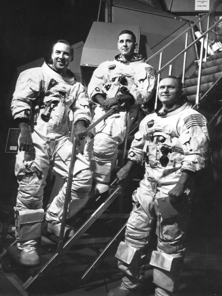 Sie flogen los, um den Mond zu entdecken. Sie entdeckten die Erde. Die Crew der Apollo 8 (l-r): James A. Lovell, William A. Anders und Frank Borman in Kap Kennedy (Florida) im November 1968.
