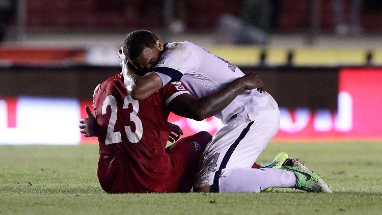 US-Spieler Terrence Boyd (rechts) tröstet Panamas Felipe Baloy.