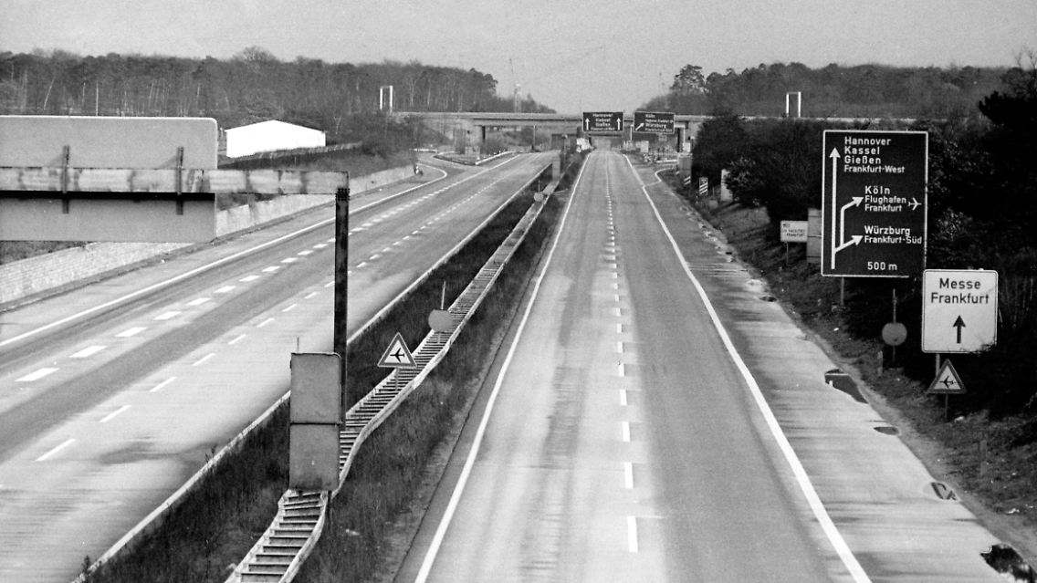 Es sind die Bilder eines Epochenwandels: Leergefegte Straßen ...