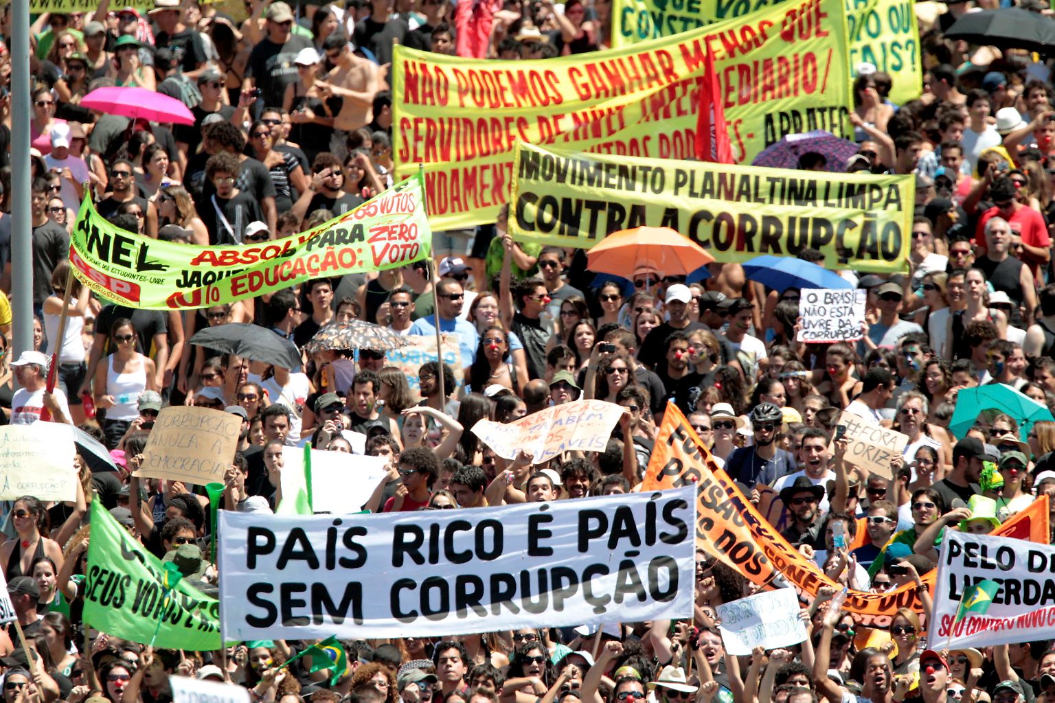 Seitdem im Juni Hunderttausende Brasilianer gegen Korruption (und zu hohe Preise im öffentlichen Nahverkehr) auf die Straße gingen, kommt es im Ausrichter-Land der Fußball-WM 2014 immer wieder zu Protesten.