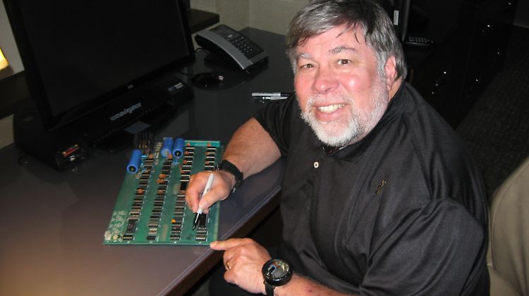 Steve Wozniak signiert die Hauptplatine des Apple 1.