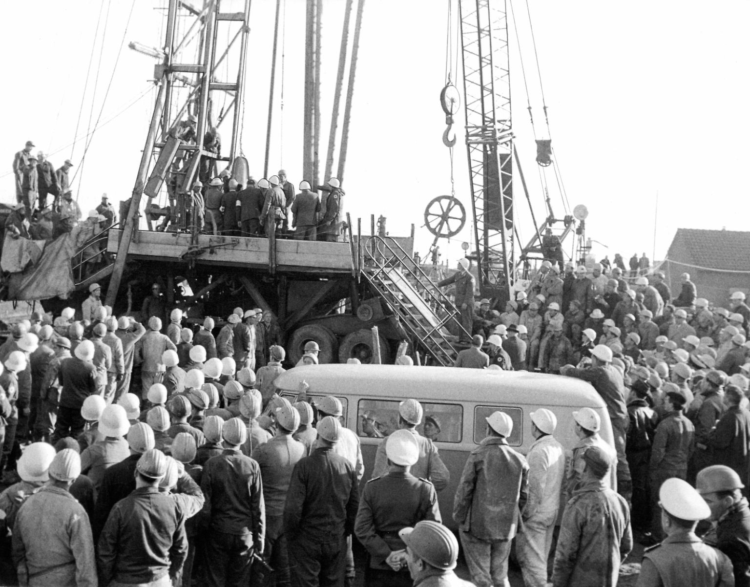 Herbst 1963. Das ganze Land schaut nach Lengede. Die Menschen leiden, trauern und fiebern mit: In einer Grube in dem niedersächsischen Örtchen sind Dutzende Bergarbeiter verschüttet.