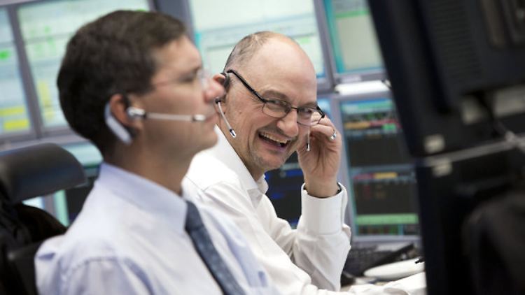 Geschafft! Mit kleinsten Schritten trippelte der Dax über die entscheidende Marke.