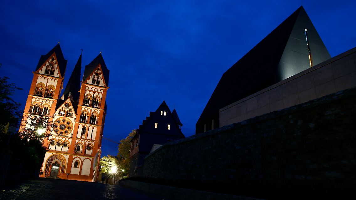 2013-10-14T175356Z_607790096_GM1E9AF04VR02_RTRMADP_3_GERMANY-BISHOP-VATICAN.JPG27447822534403398.jpg
