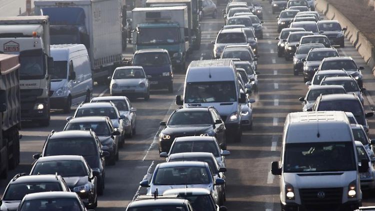 Am Wochenende wird es noch mal richtig voll auf den Autobahnen. Foto: Frank Rumpenhorst