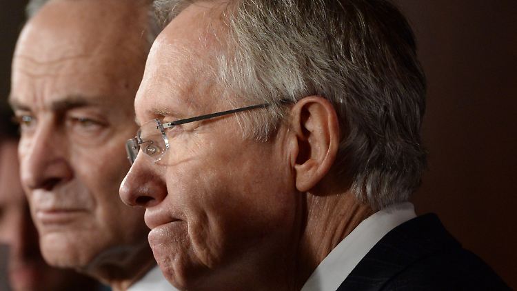 Die demokratischen Senatoren Harry Reid (rechts) und Charles Schumer erläutern den Deal mit den Republikanern.