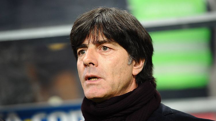 Wie bei der EM muss Joachim Löw mit dem DFB-Team auch bei der WM schon in der Vorrunde schwere Gegner aus dem Weg räumen.