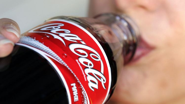 Egal ob Cola, Wasser oder Bier: Wer sich am Arbeitsplatz beim Trinken verletzt, kann kein Geld von der Berufsgenossenschaft erwarten.
