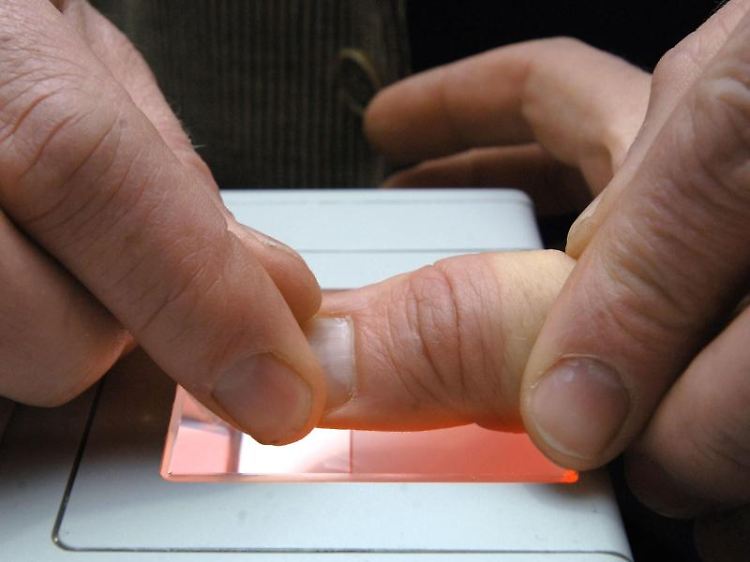 Ein Fingerabdruck-Scann: Seit November 2007 müssen für den Reisepass die Abdrücke beider Zeigefinger abgegeben werden.
