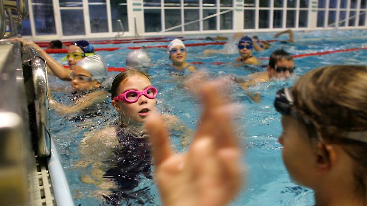 Egal, ob beim Schwimmen, Fußball oder Reiten: Kinder wollen sich bewegen.