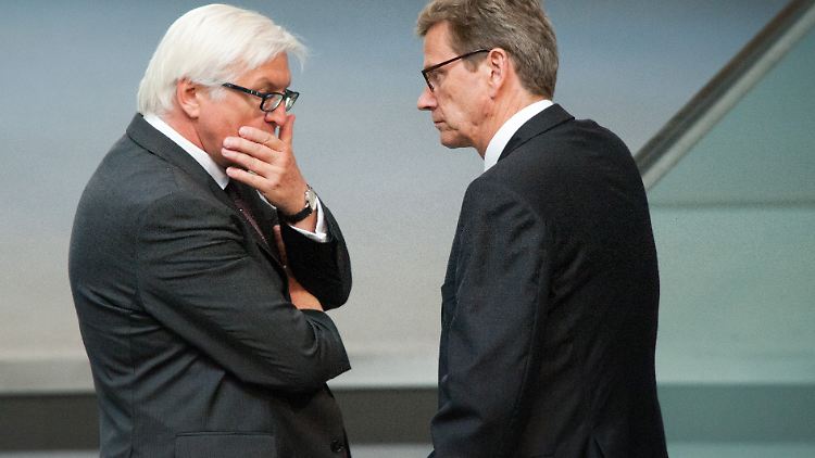 Guido Westerwelle (rechts) jettet entspannt in den Urlaub. Die Arbeit hat jetzt Frank-Walter Steinmeier.