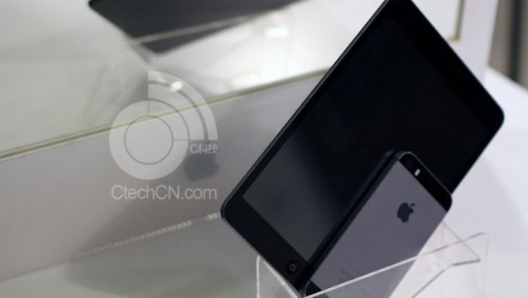 Auf diesem Bild scheint das neue iPad mini tatsächlich nur einen herkömmlichen Home-Button zu haben.