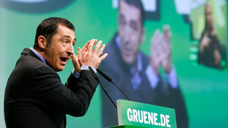 Cem Özdemir wartet mit einer kämpferischen Rede auf.