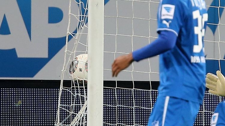 Hier geht der Ball zum 2:0 für Leverkusen durch Stefan Kießling seitlich in das Hoffenheimer Tor.