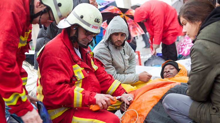 Einige der 30 Flüchtlinge sind aufgrund von Dehydrierung im Krankenhaus. Ihr Zustand ist lebensbedrohlich.