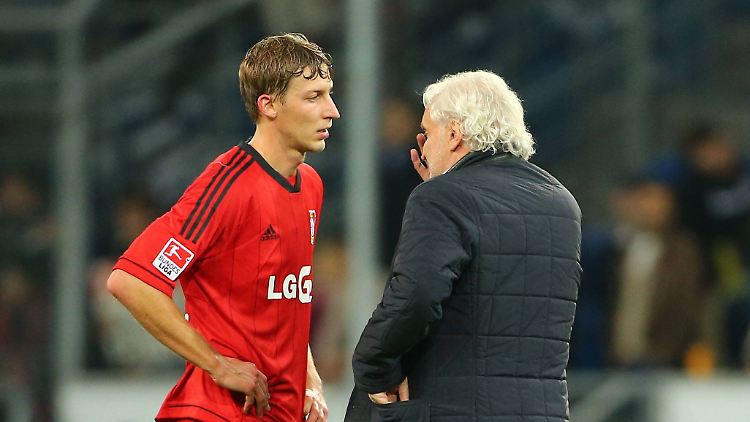 Stefan Kießling bespricht sich mit Rudi Völler - bevor er sich den Fragen der Medien stellt.
