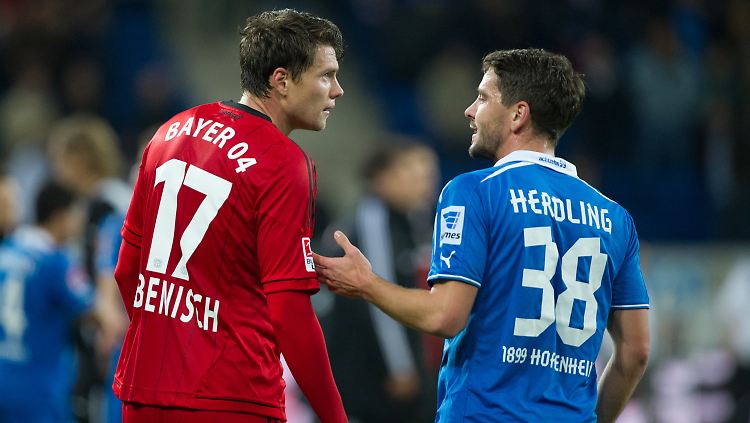 Hoffenheims Kai Herdling und Leverkusens Sebastian Boenisch diskutieren das Phantom-Tor.