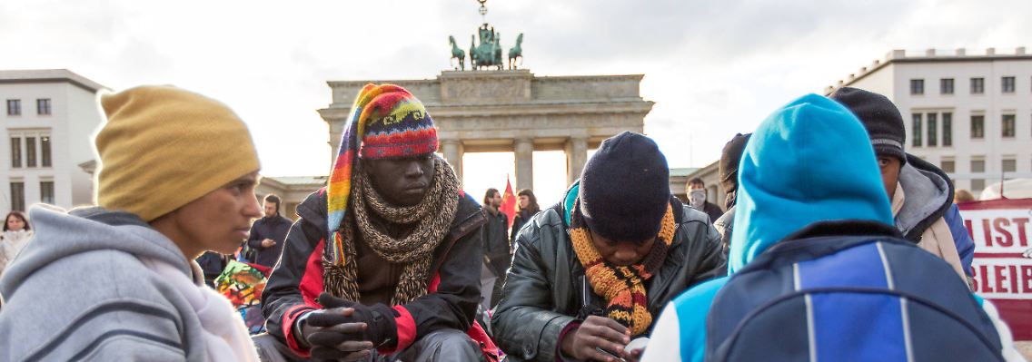 Campierende Asylbewerber am Brandenburger Tor (Oktober 2013).