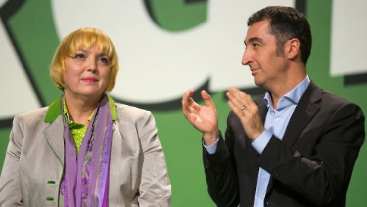 Ein neidischer Blick? Auf der Applausskala hängt Roth ihren früheren Amtskollegen Özdemir deutlich ab.